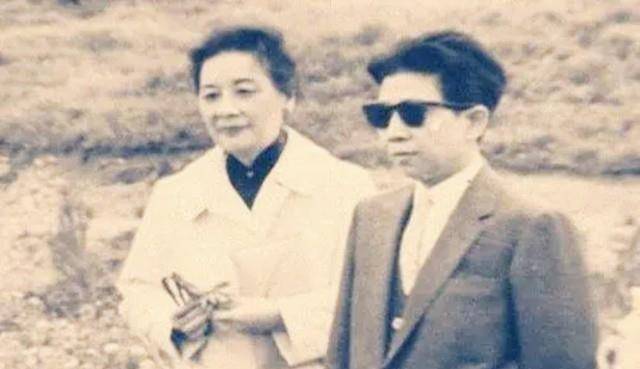 1994年孔令伟遗体运往美国,牧师祈祷时,宋美龄掩面哭泣不能自已