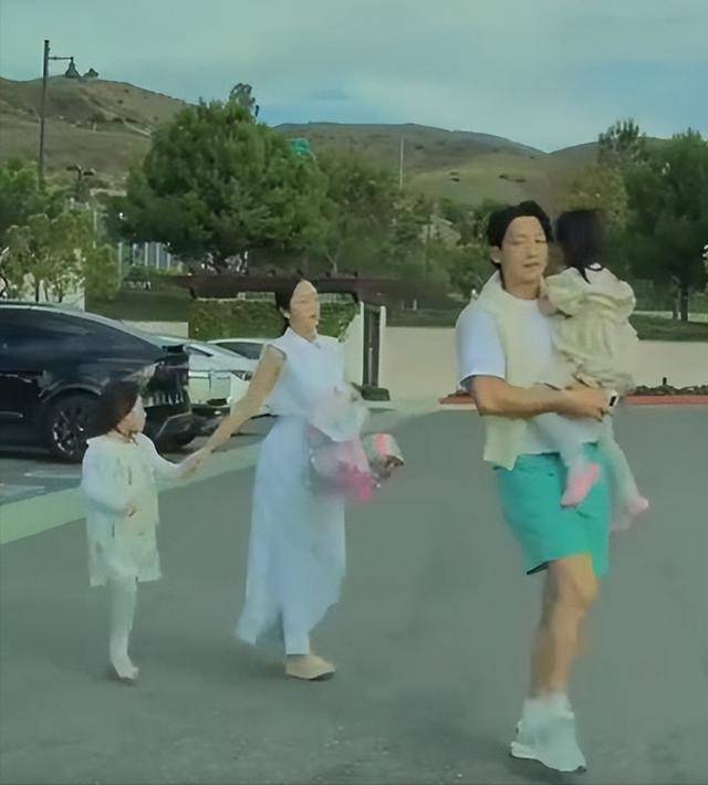 42岁rain日本逛街被偶遇,大长腿不逊于小鲜肉,不见妻子金泰熙_女儿