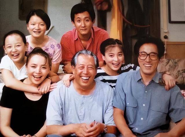 当电视剧更新时,人们常常涌出家门,聚集在电视机前观看,即使剧集已经