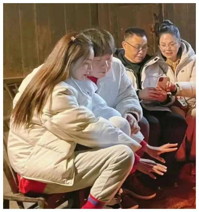 明星春节回老家,李一桐口技槽点笑死人._生活_家庭_故事