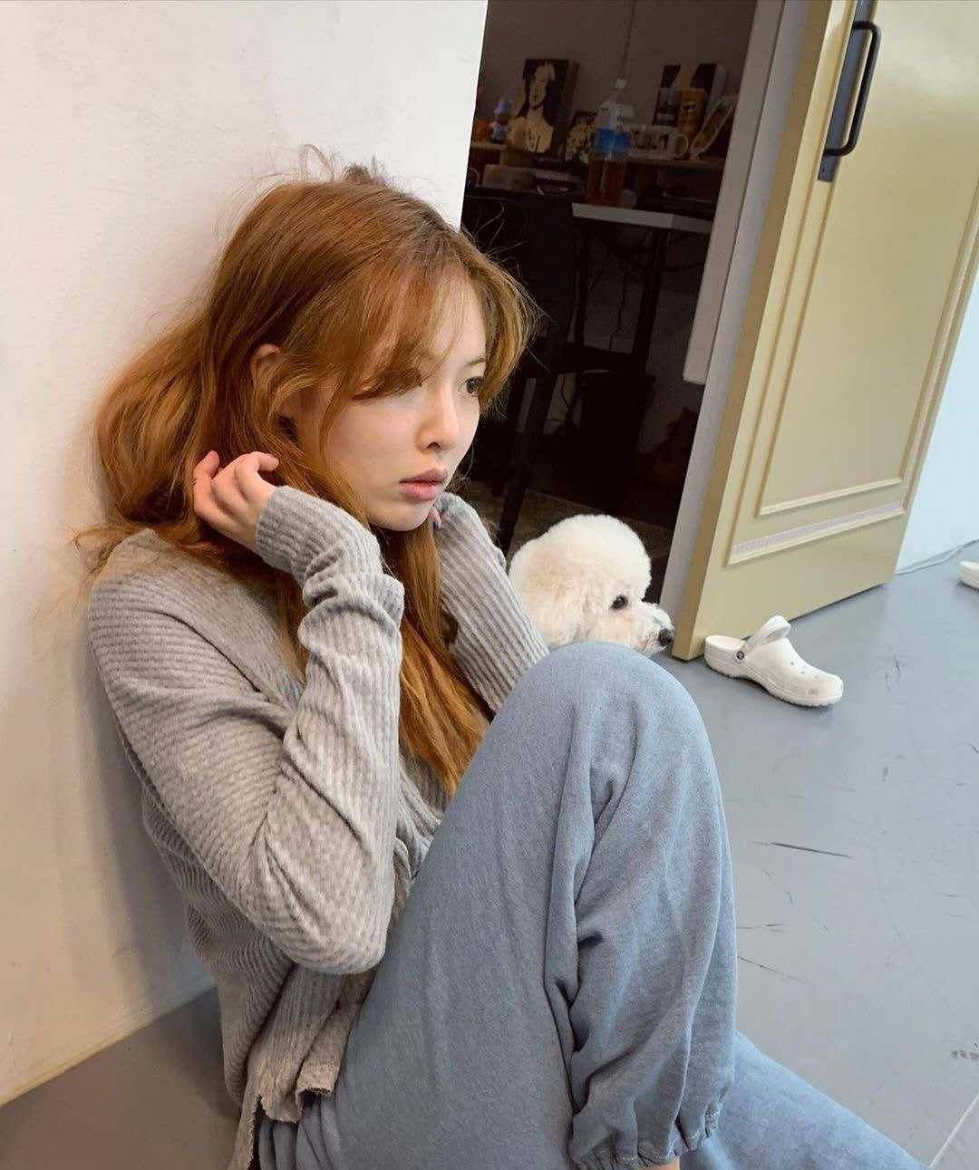 金泫雅深夜晒照不忘摆pose,嘴唇惨白吓到粉丝,难道是生病了?