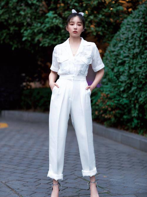 阚清子最新美照回归女性本色,满头蝴蝶结太可爱,高马尾少女感爆棚_一