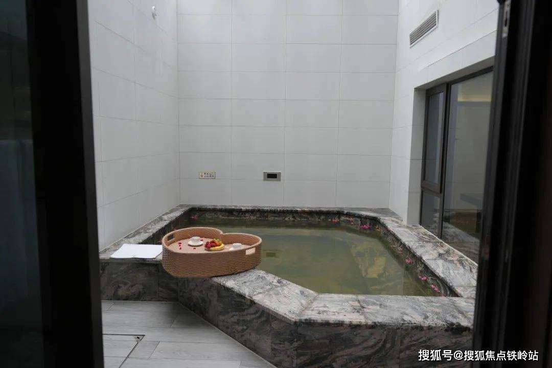 御泉湾的温泉水清澈,水温48℃,富含溴,锶,锌,氡,偏硼酸等20多种对人体