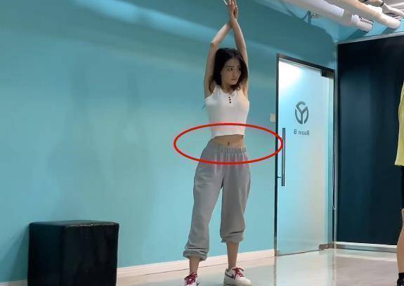 徐璐练出"马甲线",背心配运动裤跳舞清爽十足,腰比老师细一圈_空闲