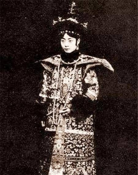 9张溥仪与婉容大婚老照片,图3是婉容的花轿,图9是两人的喜床_婚礼