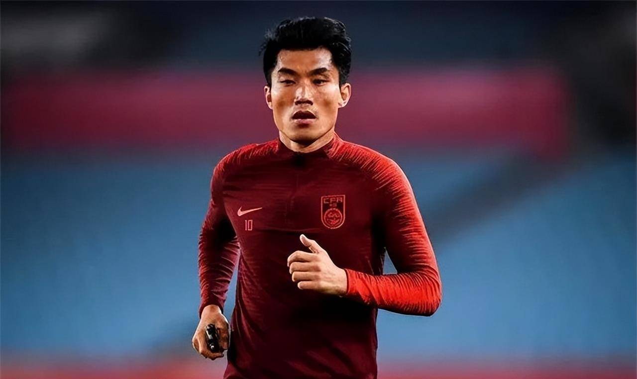 "双冠王"郑智年薪1900万,娶小7岁娇妻,2022年正式退居二线_邵娜