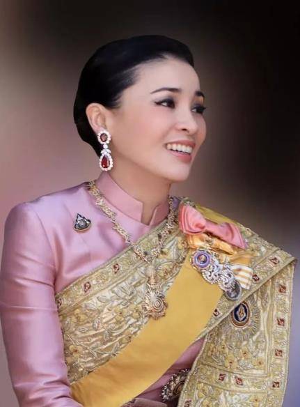 泰国41岁王后苏提达私密泳池戏水照曝光,碾压废妃诗妮娜_国王_生活