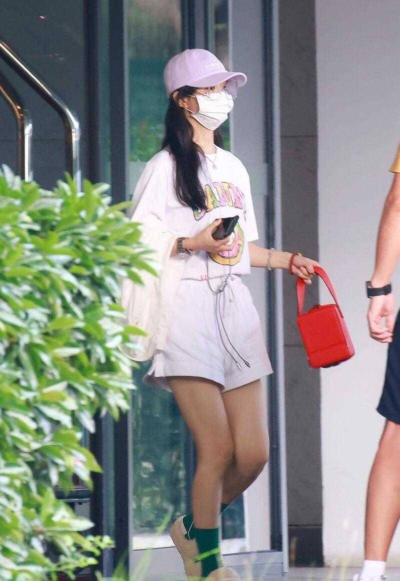 赵丽颖走出离婚阴霾,t恤配短裤洋气得像小姑娘,状态回来了_色彩_方式