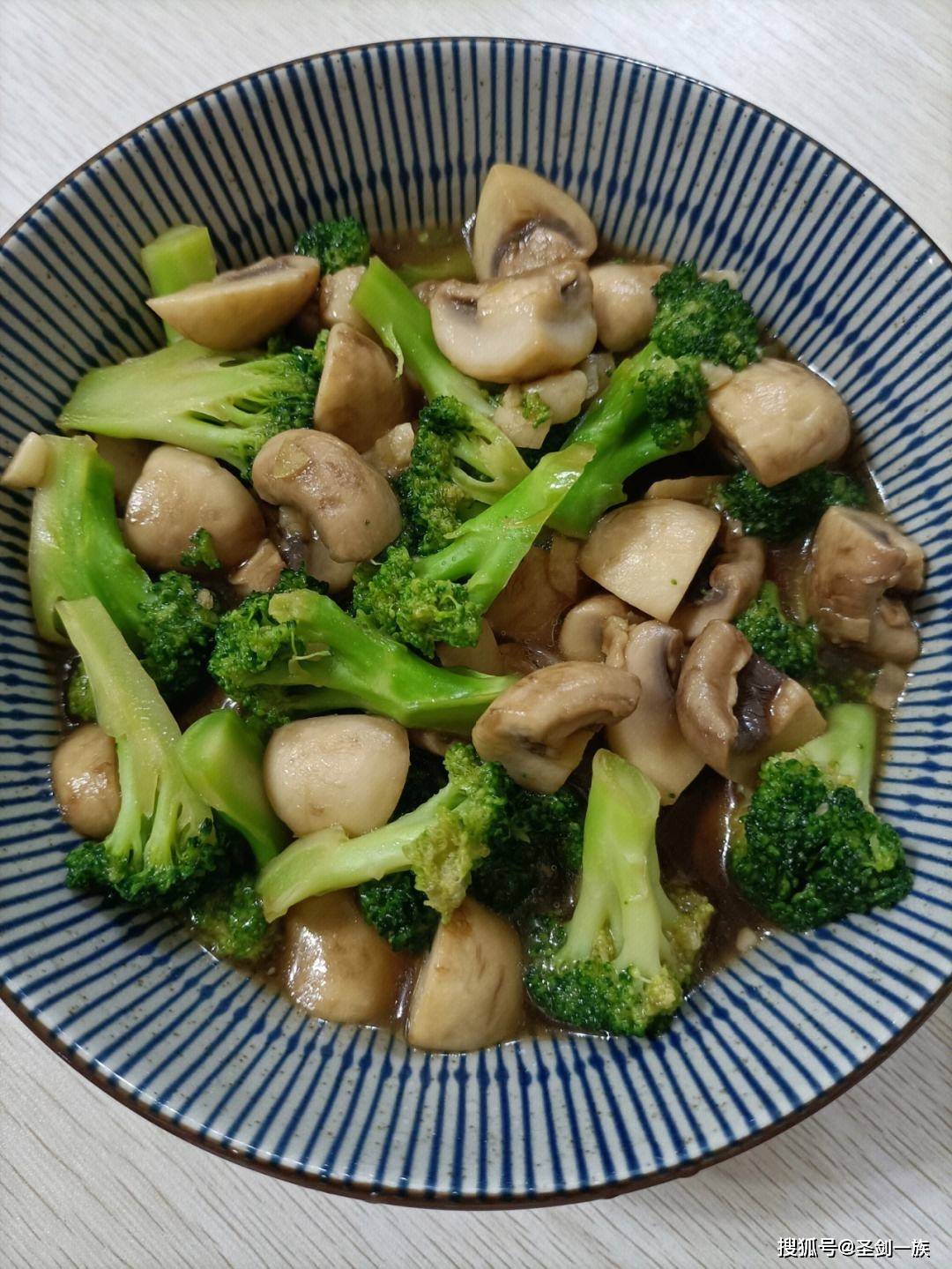 食材西兰花半颗草菇200g胡萝卜1根盐适量油适量