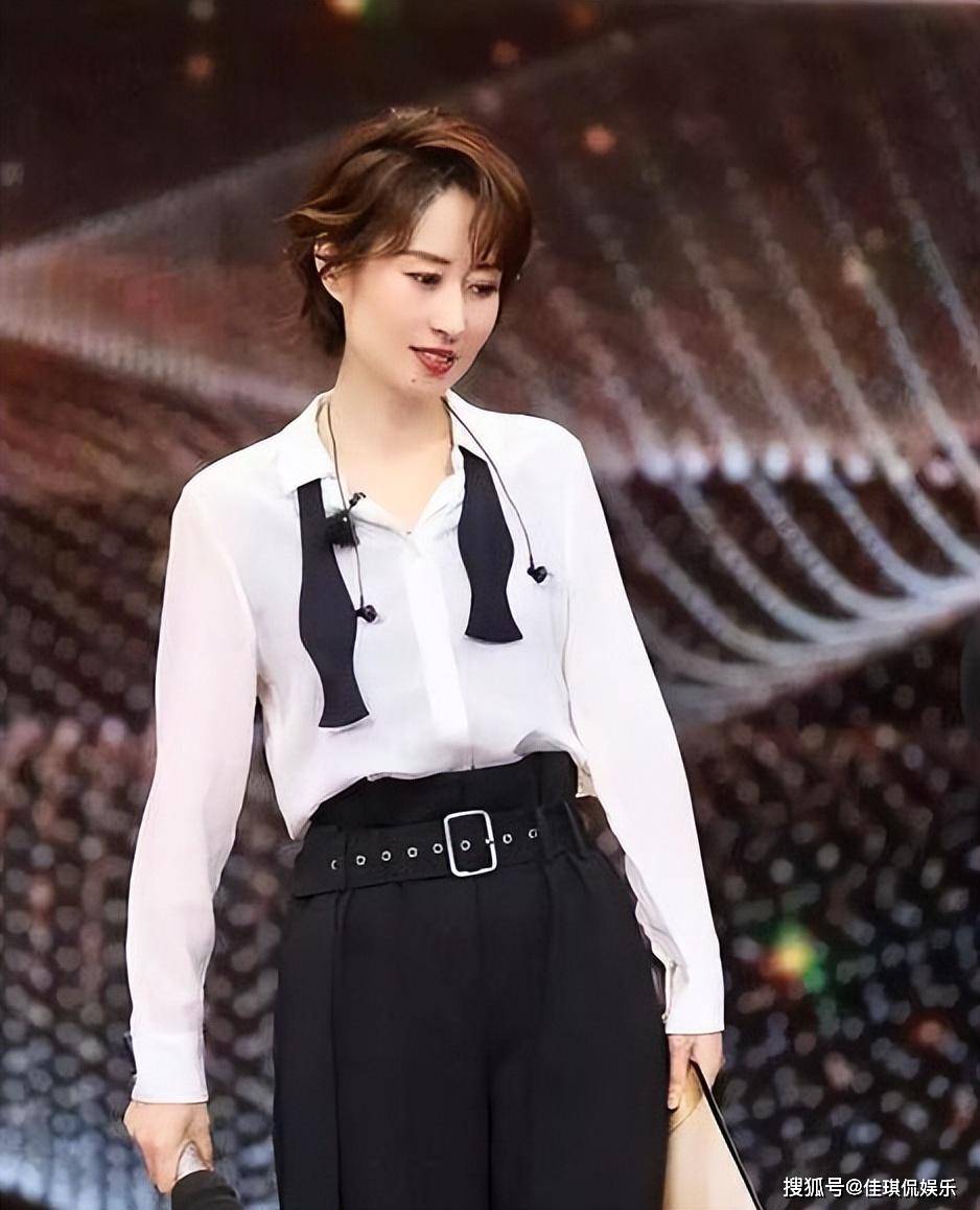 刘敏涛太酷了,穿素衣剃光头上节目,完全不在乎他人眼光_造型_母亲