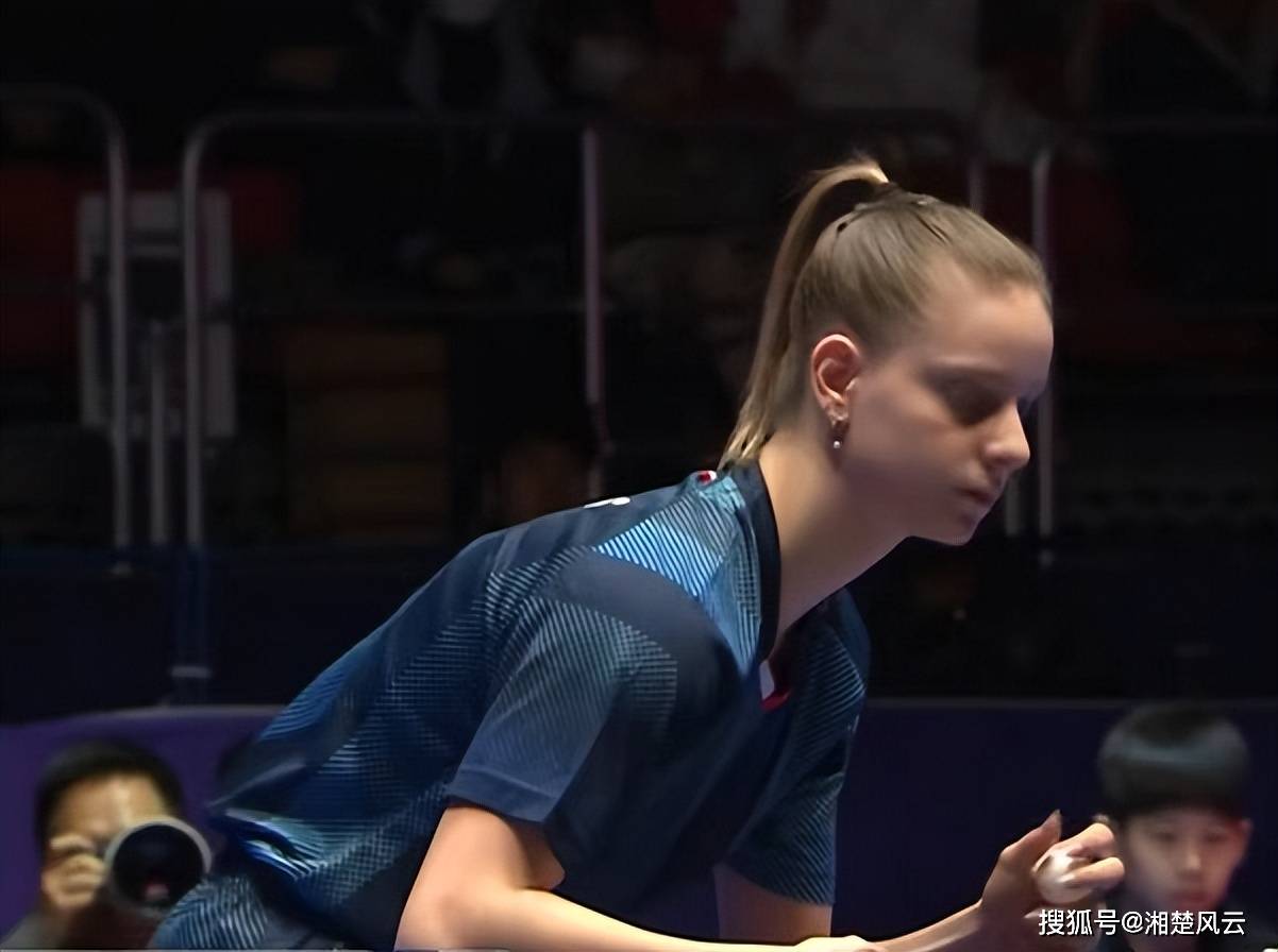 王艺迪3-0横扫法国小将,轰出11:2,中国女乒强势晋级女团决赛_夏洛特
