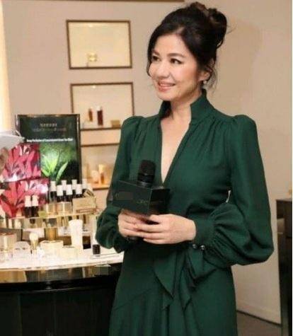 60岁钟楚红美人迟暮,难掩岁月痕迹,气质依旧出众_时尚_女性_钟楚曦