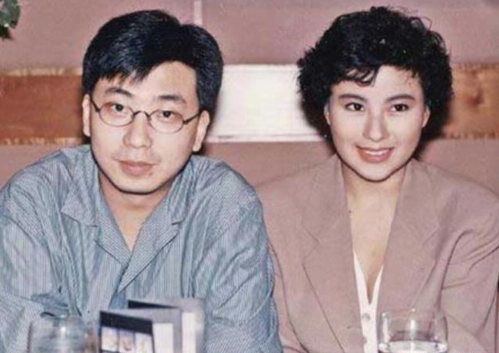 60岁港姐李美凤,穿白裙颜值冻龄,和24岁龙凤胎女儿同框太像姐俩_老公