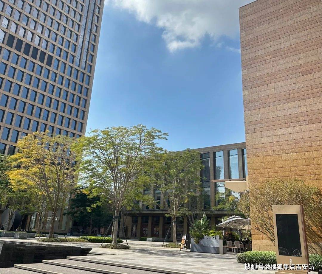 深圳时间广场作为新时代一期的延续,招商时间广场是一个兼具展望未来