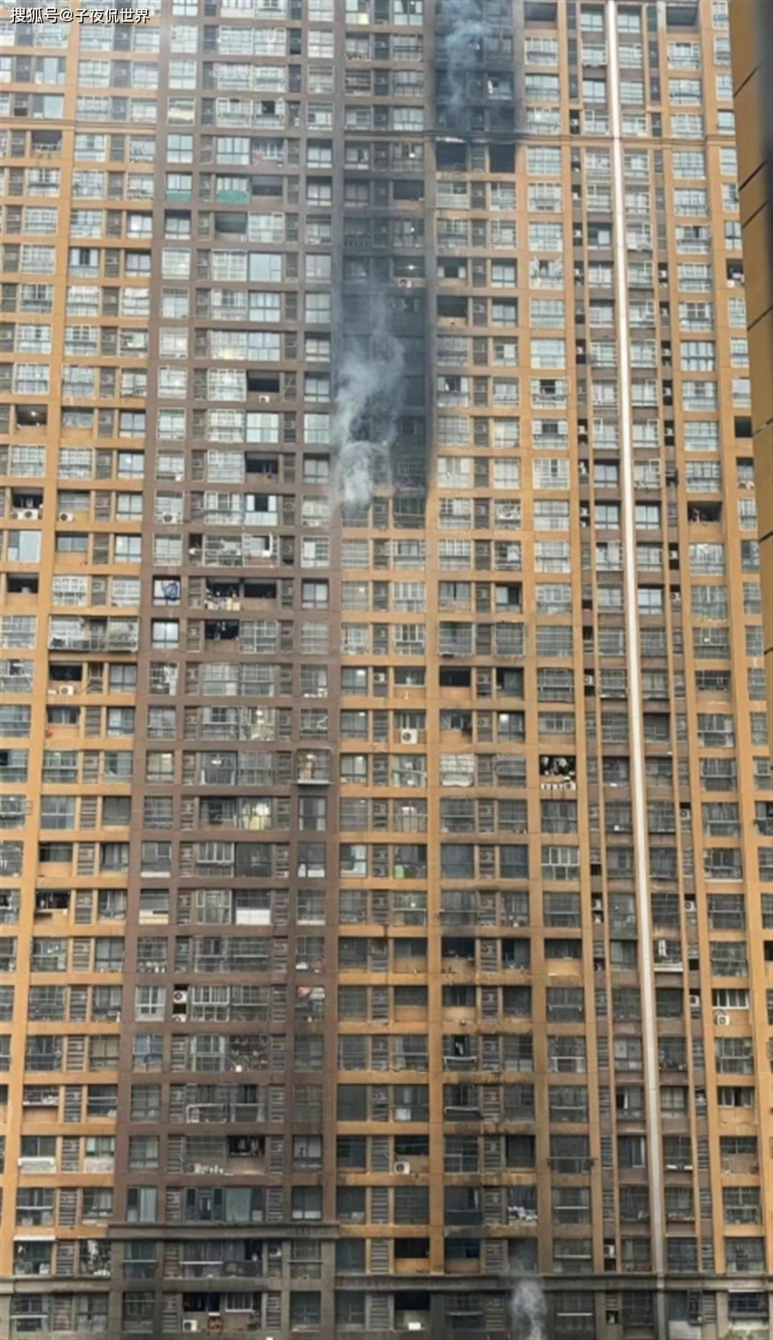 南京中环国际大厦火灾图片