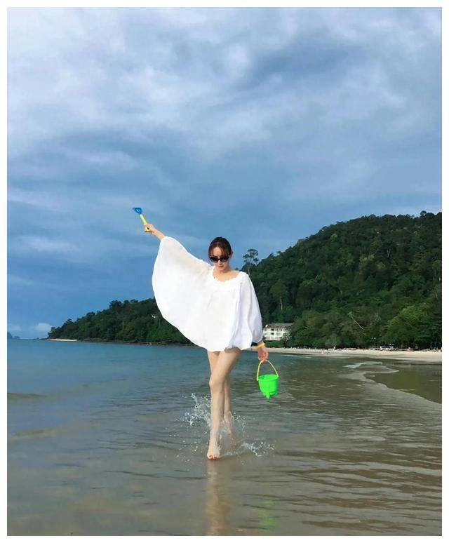 胡静:优雅气质照亮了和谐母子的典范,展现了无与伦比的魅力.