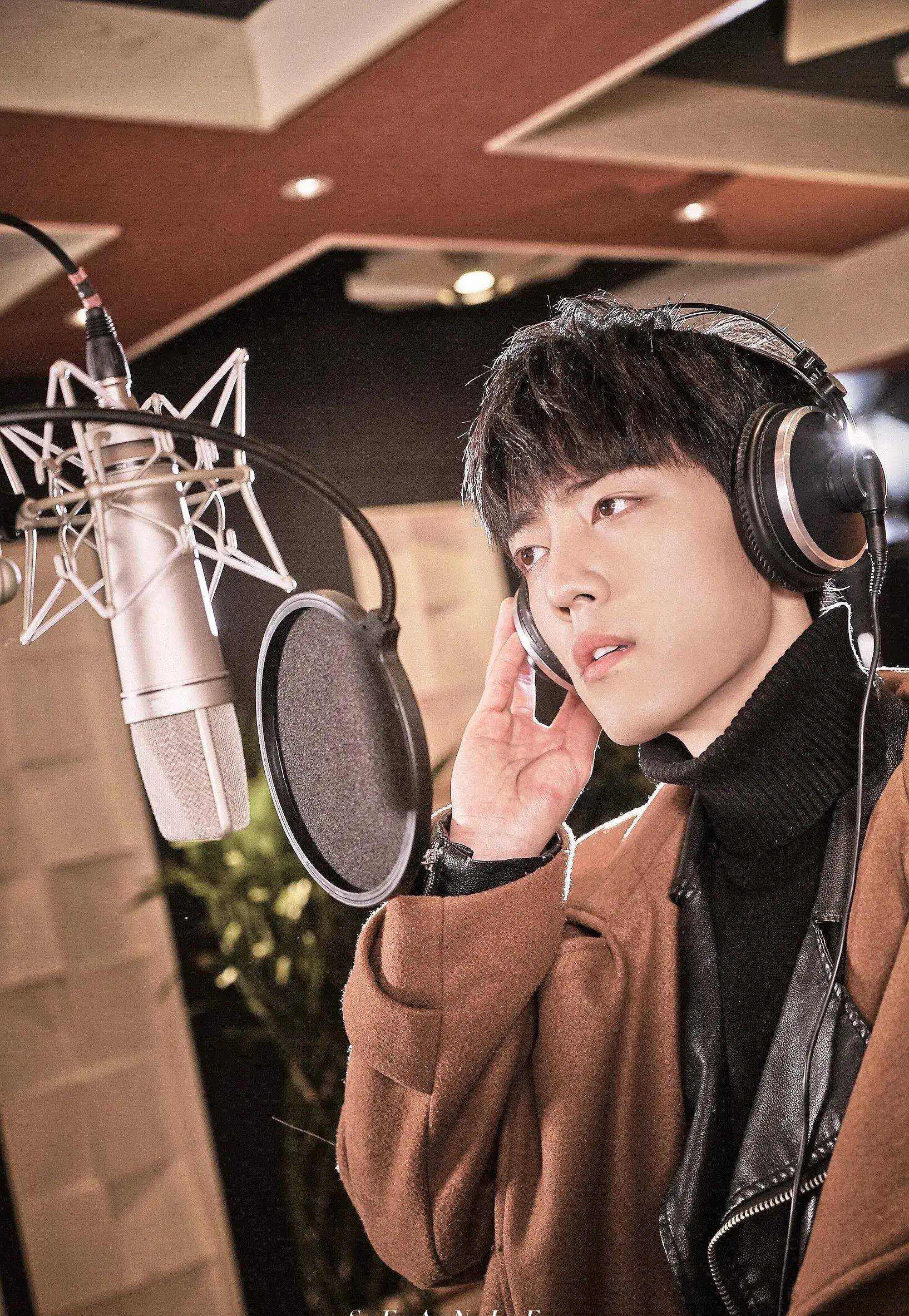 我心中窃喜,这不就跟我当年被肖战《踩影子》惊艳到的心情一模一样.