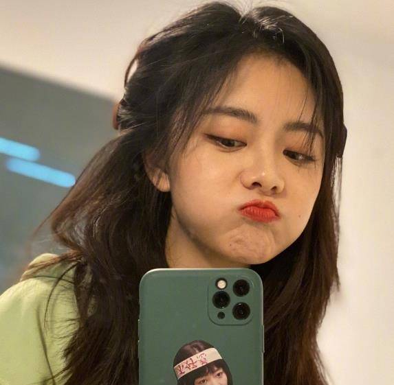 里谭松韵心情应该还不错,拿着手机对镜子耐心自拍,时而浅笑时而嘟嘴