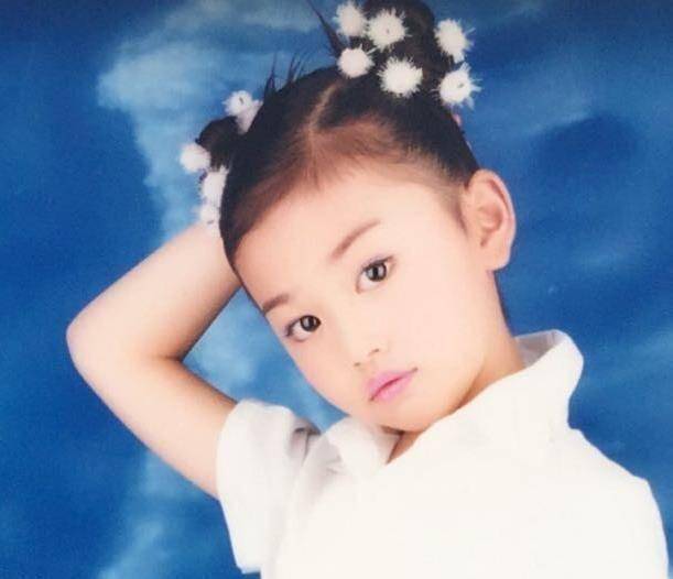 孔雪儿晒父女同框旧照,遗传爸爸浓密发量,从小就有"美人相"_脸颊_照片
