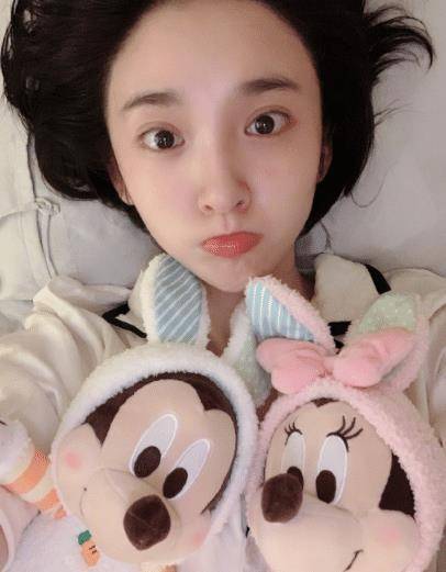 张若昀夫妇赚奶粉钱,唐艺昕脚蹬12cm凉鞋又高又瘦,"直角肩"亮眼