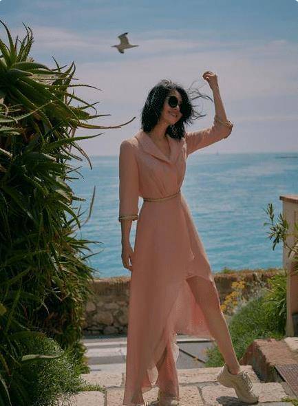 穿银色连衣裙身材紧致,哪像69年的人_的设计_方式_女性