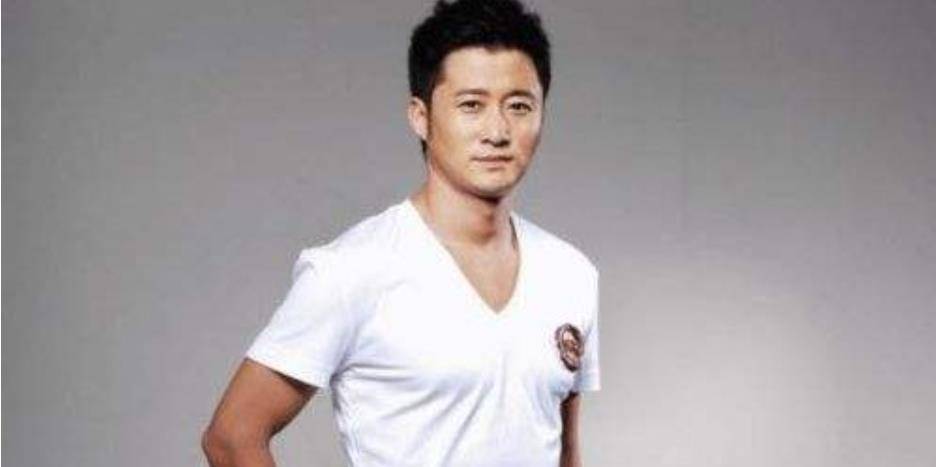 曾被誉为军中"铁娘子",从艺多年从不用替身,换下军装美如少女_吴京_侯