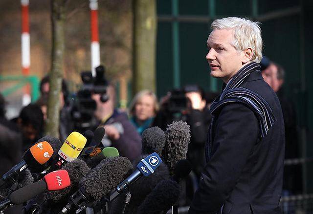 5年搬家30次,起底美国,曝光希拉里,阿桑奇的跌宕一生_生活_母亲_时候