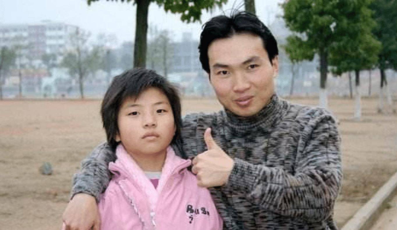 曾经那个带着妹妹上学,感动了全中国的洪战辉,如今生活过得怎样_家庭