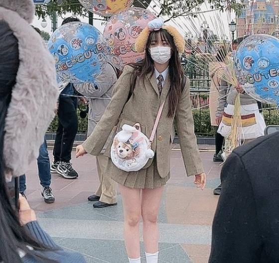 欧阳娜娜晒游客照,"男友视角"开心比v,一双竹竿腿瘦回90斤_外形_工作