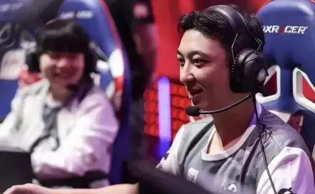 王思聪女友泛滥成灾,家里镜子成为网红打卡点!_电竞_成为了_情人节