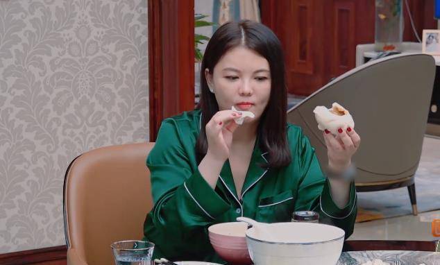 李湘改吃平民早餐,6层冰箱被打码,"出轨风波"后对王岳伦称呼变了?