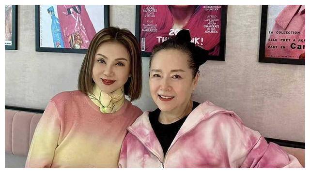 66岁恬妞皮肤保养如少女,两次婚姻失败,女儿为母转同性恋.