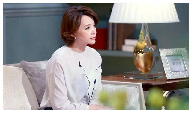 49岁的董卿被两个男人毁掉一生,梦想破灭._人生_好运_父亲