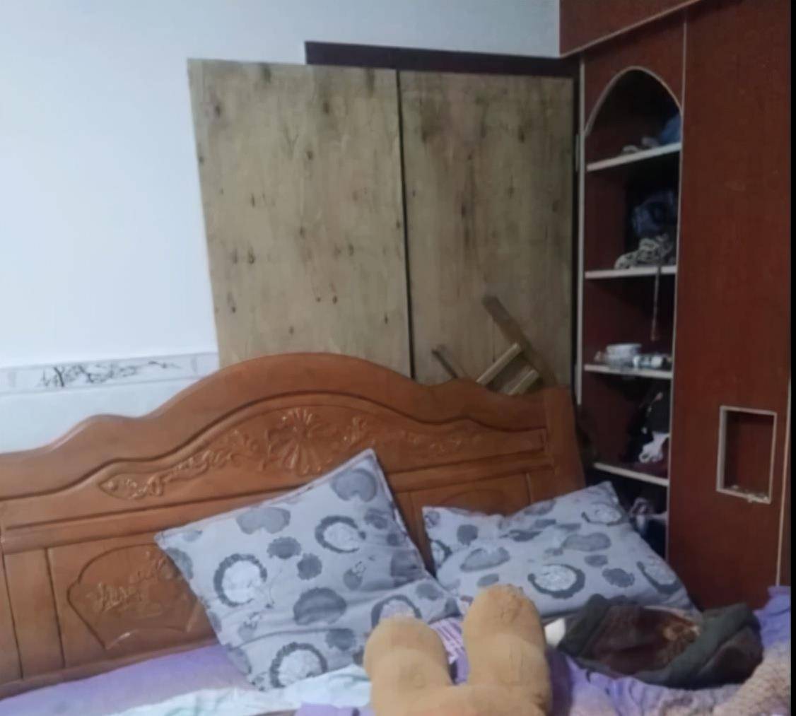 从罗炳文发给前妻的视频,可以清晰看出他用家里的床和衣柜,挡住了房间