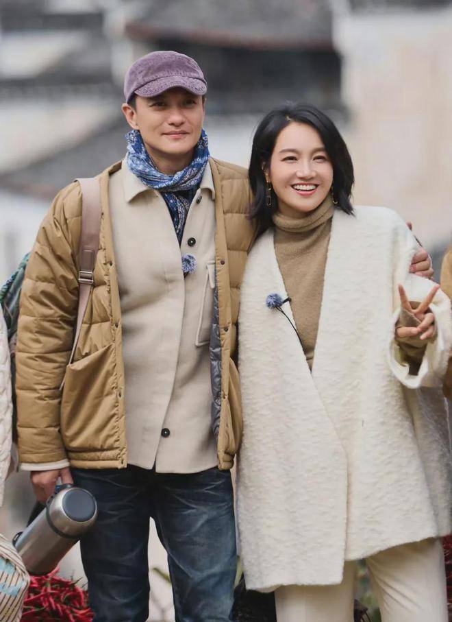 朱丹一家上海逛街,3岁儿子被蹲抱超可爱,夫妻像换脸一模一样_周一围