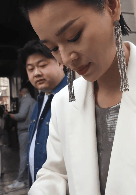 44岁胡杏儿对比45岁刘涛,自然老去和医美老去的差距一目了然_造型