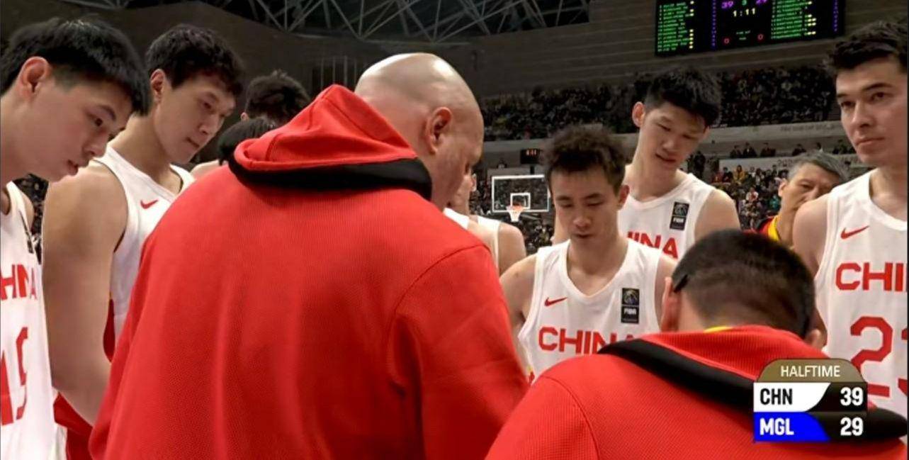 中国男篮史上最差队长，全场0分0板，球迷怒批：不要再进国家队了