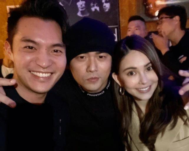 周杰伦带昆凌聚餐,替老婆挡酒一脸宠溺,婚戒不离手太甜了_样子_老公