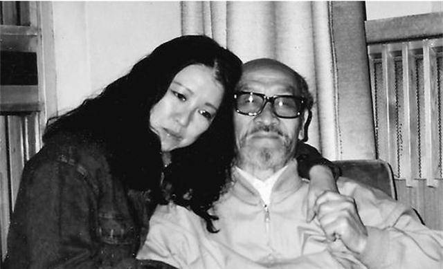 三毛第2次见王洛宾就要跟他买房,被无奈逼走,最终绝望自缢_爱情_私