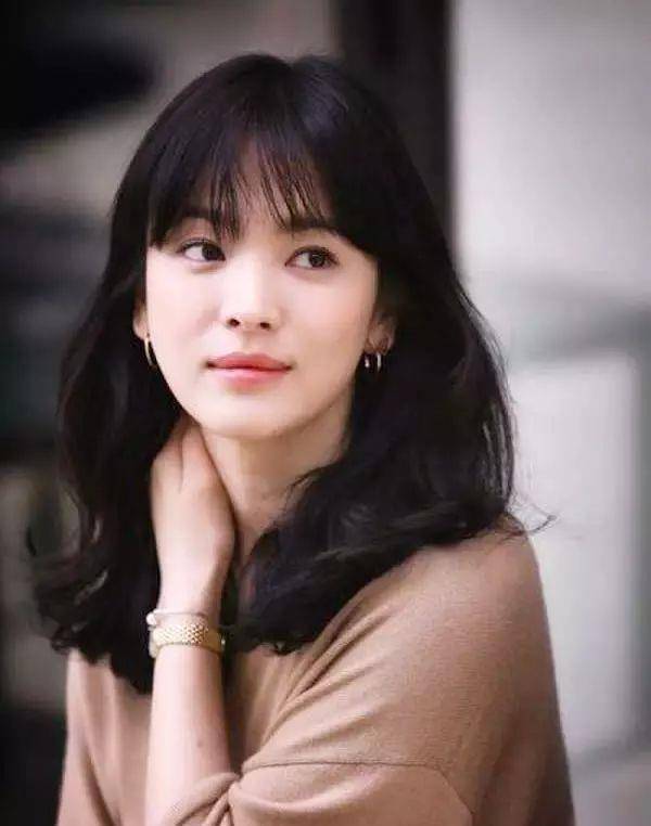 分手中》的阵容也是十分令人期待的,不仅有着宋慧乔和张基龙等人主演