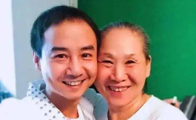 20年前凭《炊事班》走红的毛孩,如今已无戏可拍,母亲却火遍全国_韦菁