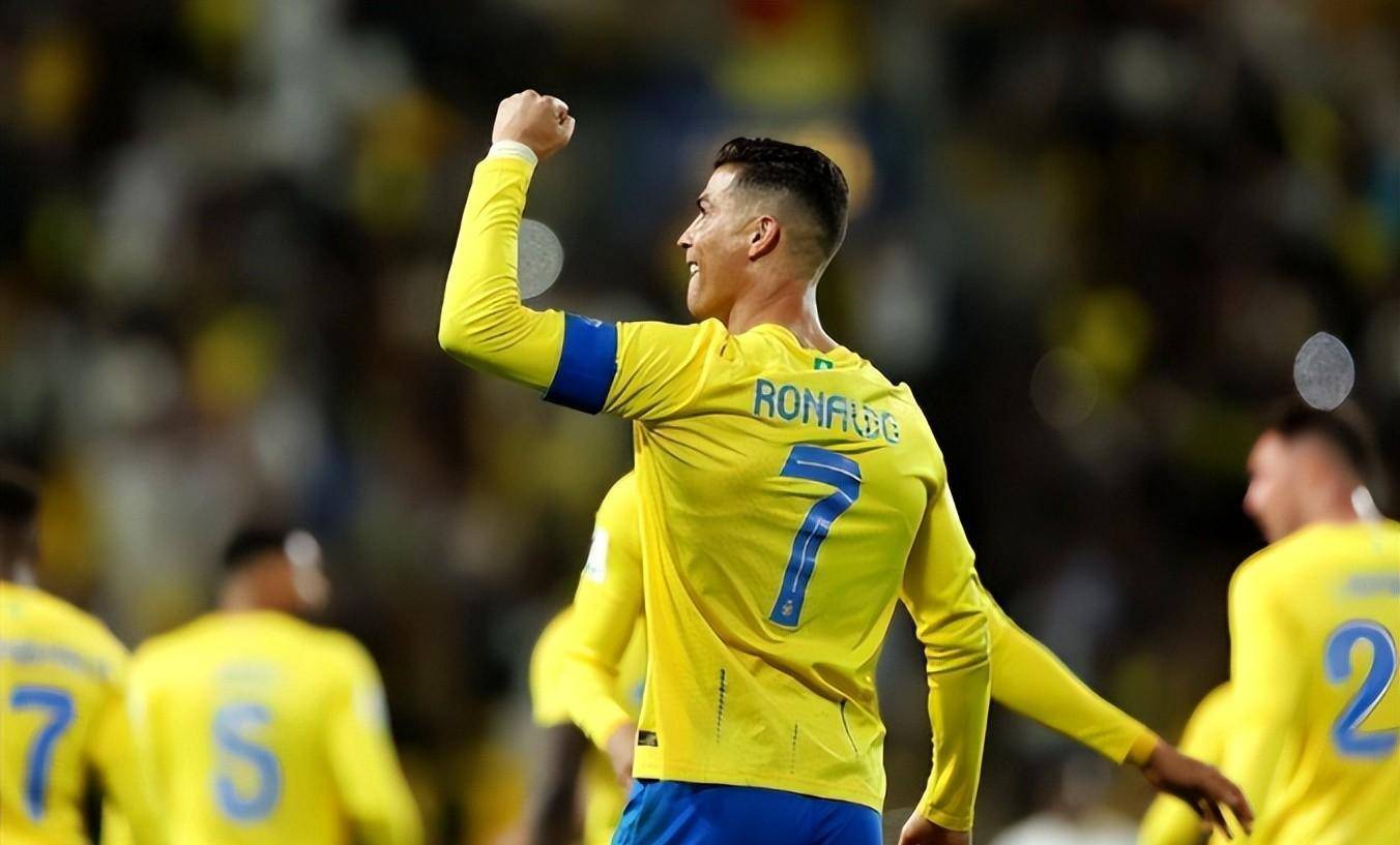 c罗晒与迷你罗一起健身照,爷俩都八块腹肌_儿子_父亲_利雅得