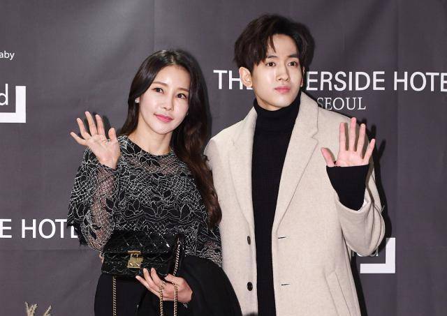 面对媒体的采访为何会娶大自己17岁的米娜,柳弼丽表示真爱与年龄无关