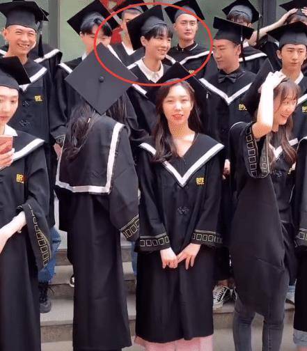 王俊凯很低调站在第二排,曾经他的真实身高也多次被拿来讨论,但是和