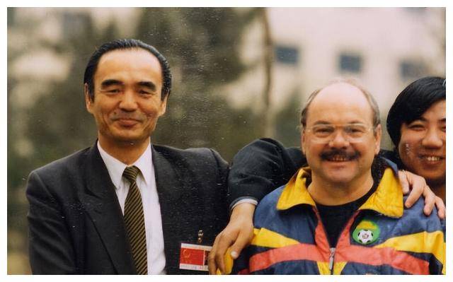 同样是在上一场比赛中,大连万达队的李明替补出场,与对手拼抢.