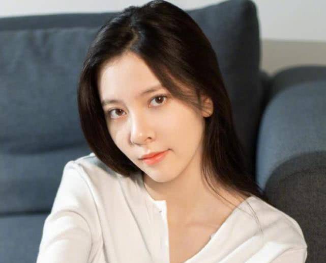 宋妍霏拍大片"渔网装"抢镜,镜头贴脸上,烟熏妆浓到认不出_个人_观众