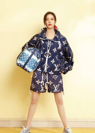 宋妍霏拍大片"渔网装"抢镜,镜头贴脸上,烟熏妆浓到认不出_个人_观众