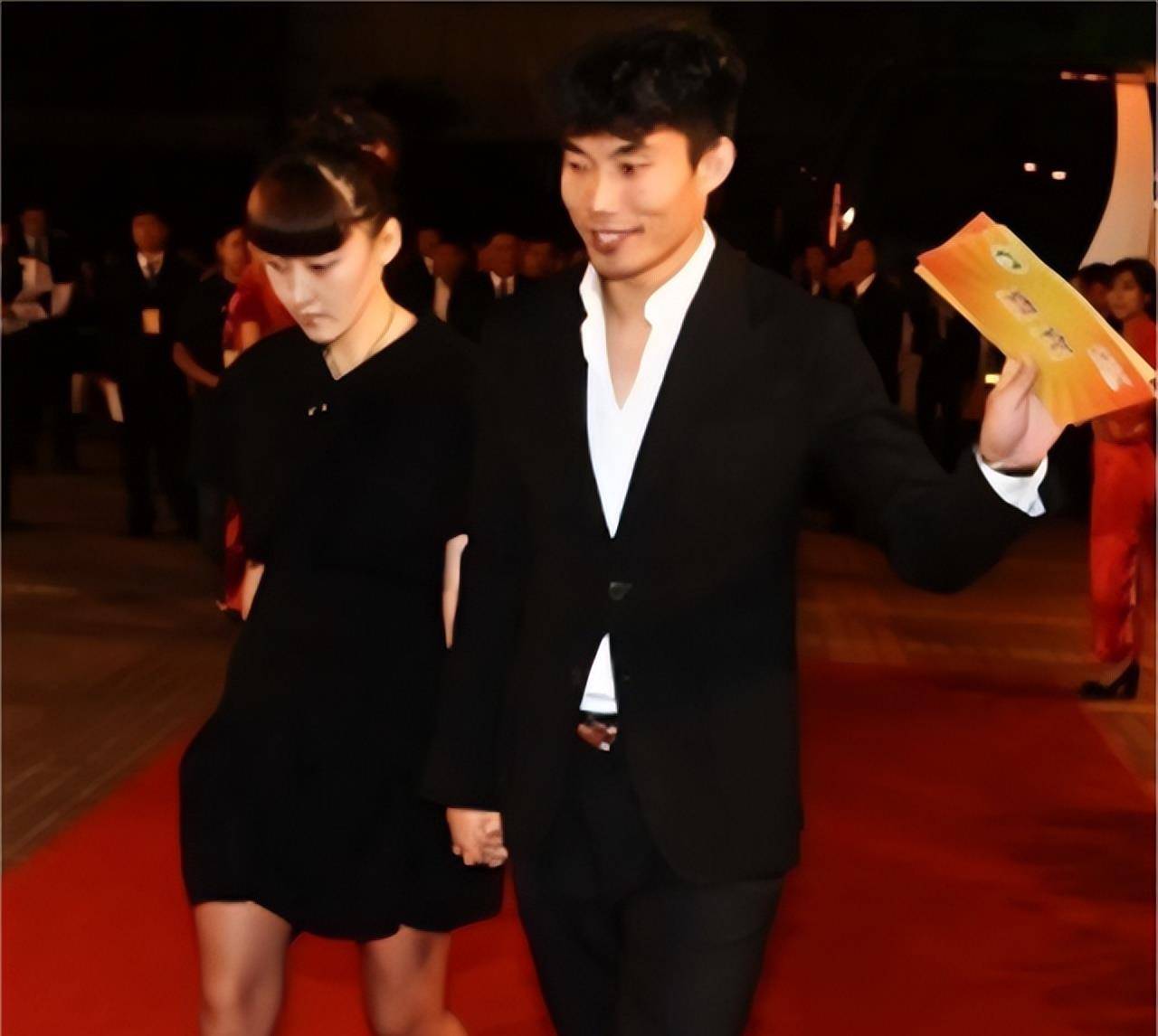 "双冠王"郑智年薪1900万,娶小7岁娇妻,2022年正式退居二线_邵娜