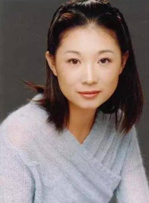 没带伞的张译只能在屋檐下躲雨巧合地是张琳琳正巧下班回家,看见张译