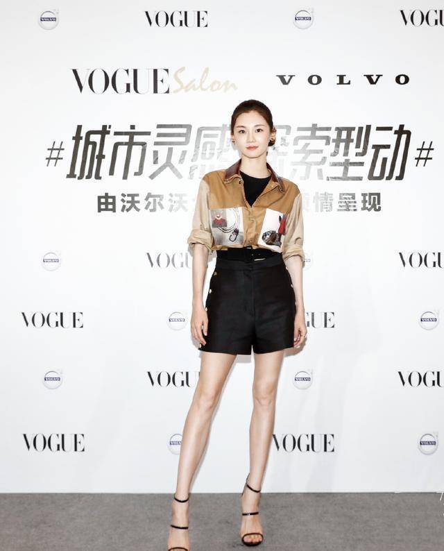 老婆苗苗穿深v大秀身材,绝美气质太高级_礼服_女生_气息